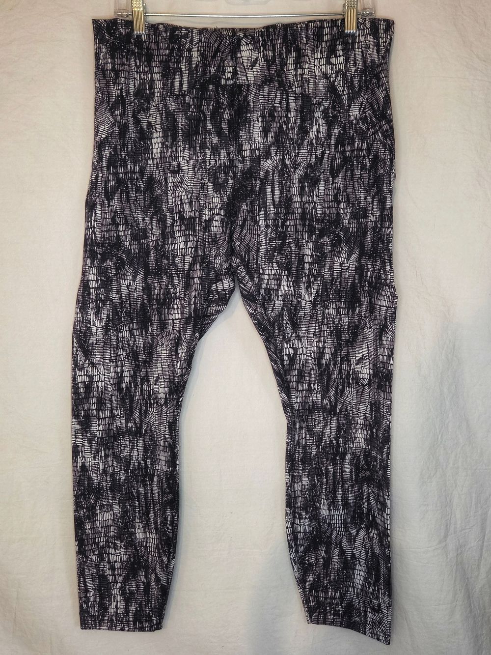 Lululemon W5EQUS InStill High Rise 25" Lino Slide Alpine White Black 14 NWOT